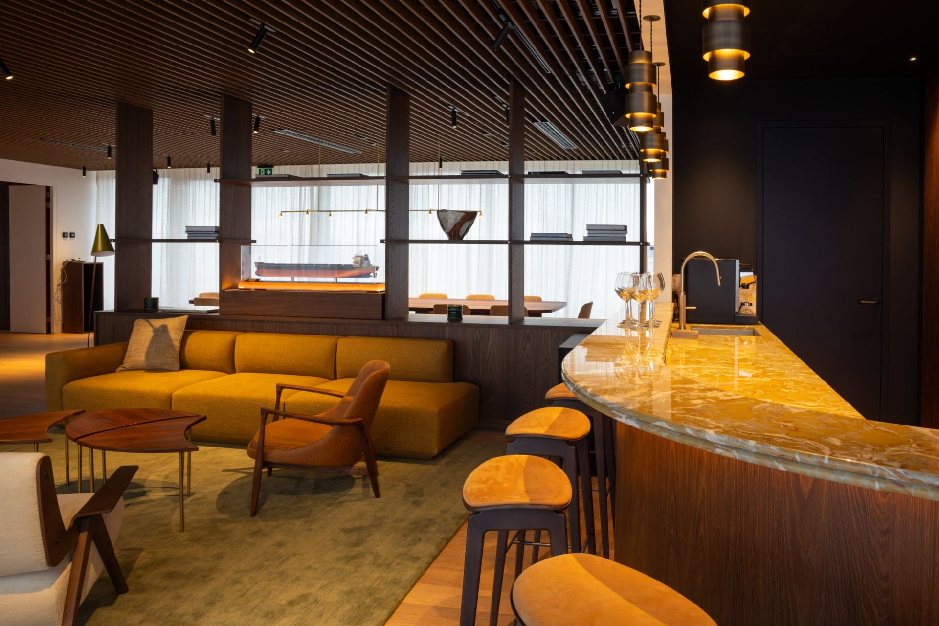 Maatwerkbar met natuurstenen blad naast de loungezone