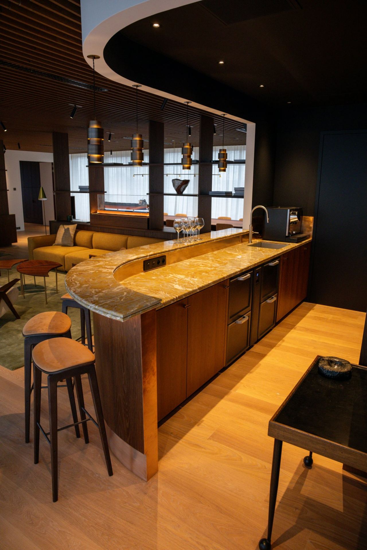 Detail van de maatwerkbar met geïntegreerde koeling en koffievoorziening