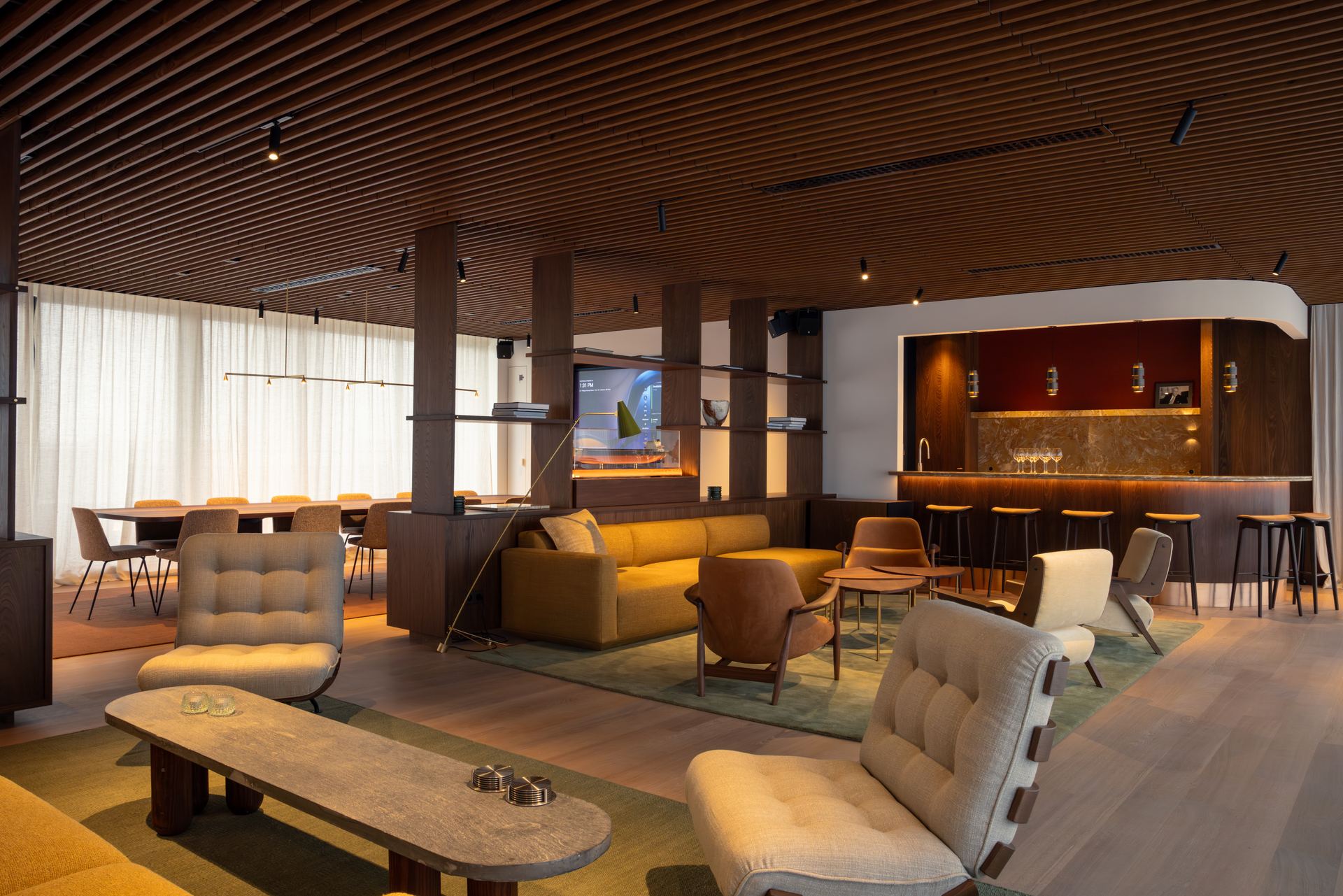 Boardroom met geïntegreerde bar en loungezone bij CMB.Tech in Antwerpen