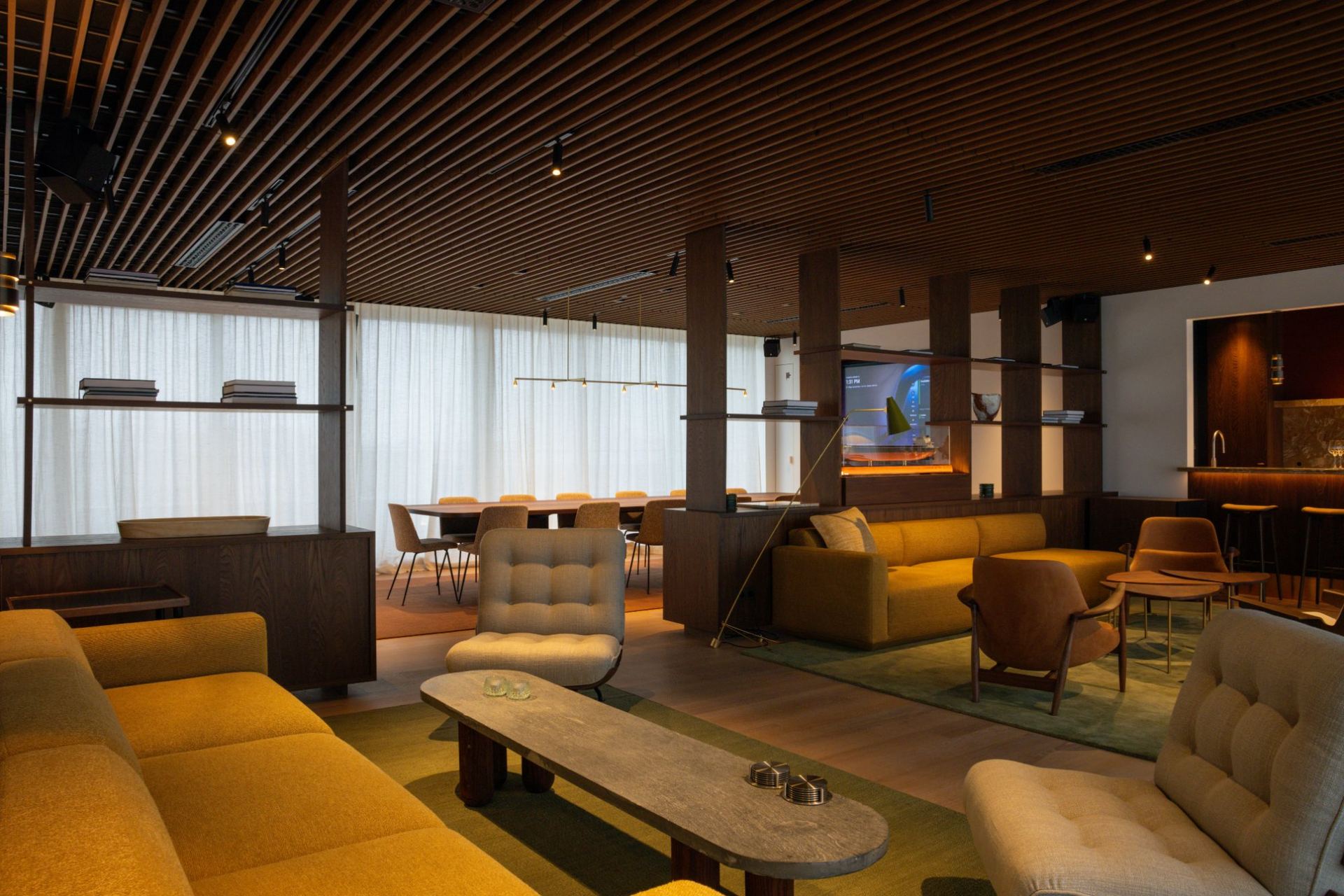 Akoestisch grill-plafond van Hunter Douglas boven de lounge- en vergaderzone
