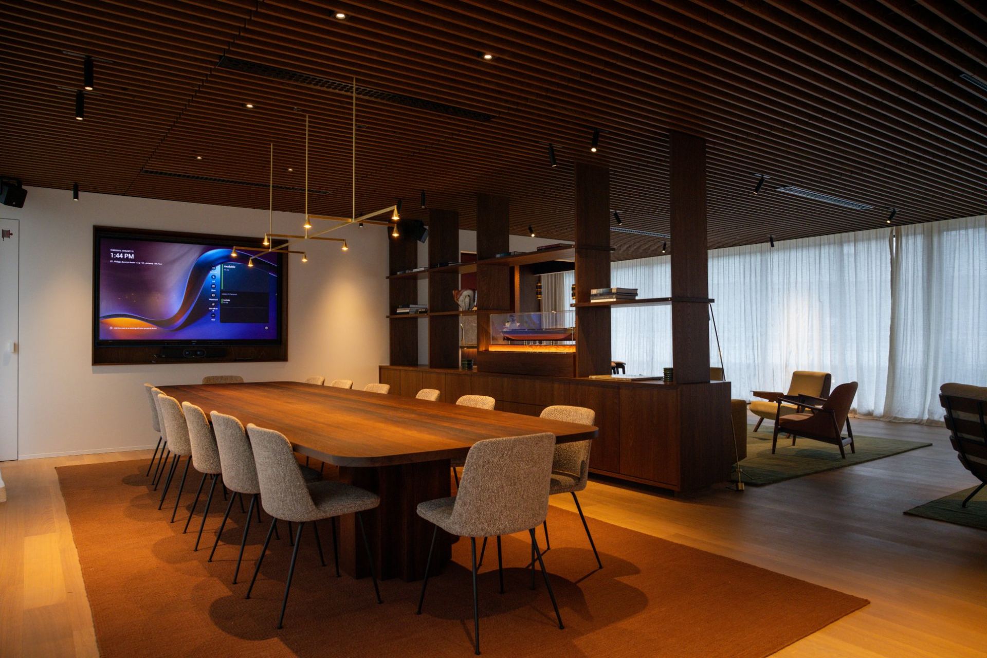 Vergadertafel met scherm en maatwerk kastenwand in gerookt eiken fineer