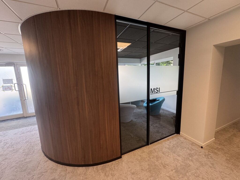 Glazen scheidingswand met privacyfolie en glazen dubbele deuren
