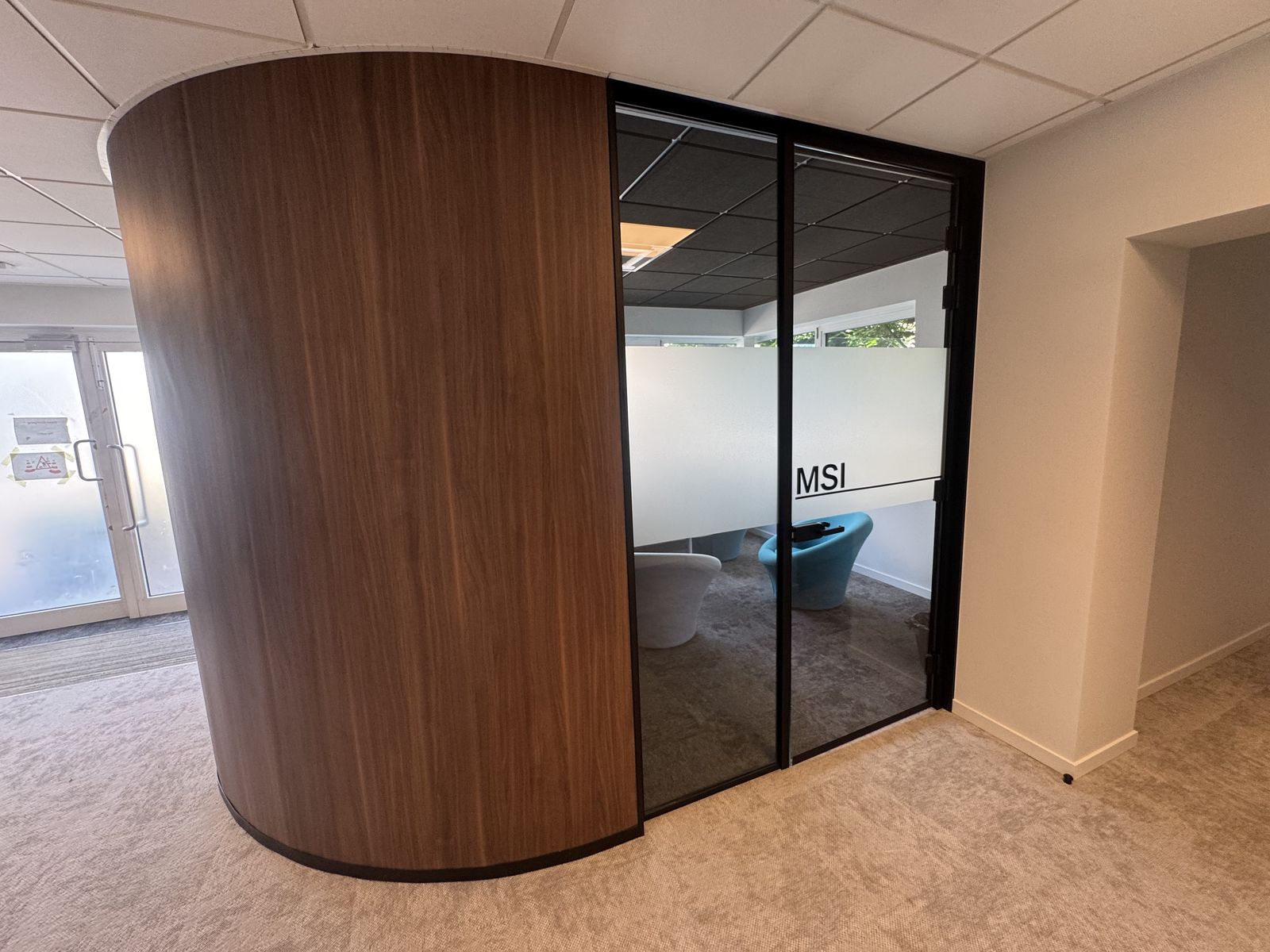 Glazen scheidingswand met privacyfolie en glazen dubbele deuren