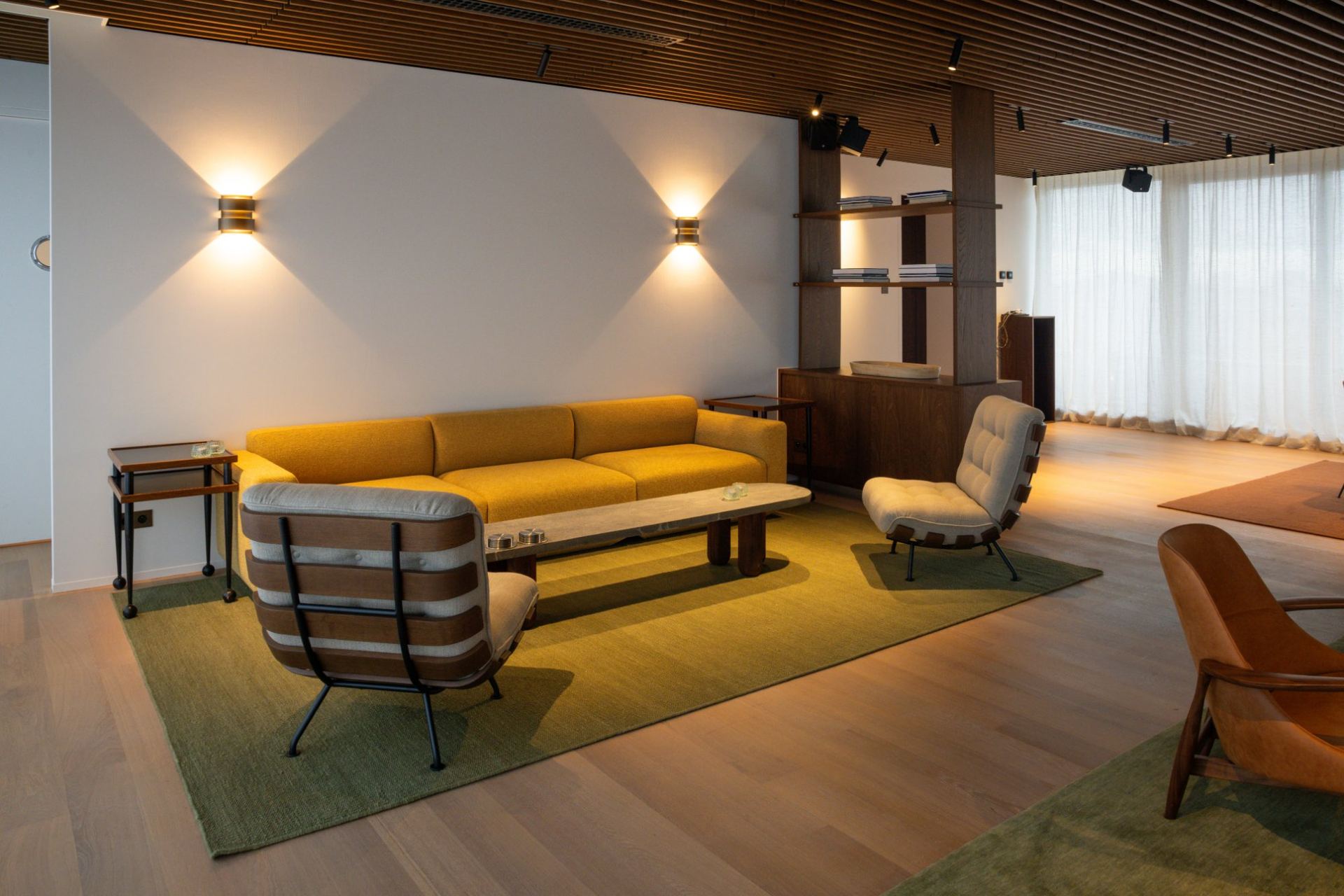 Loungezone met los meubilair en indirecte wandverlichting