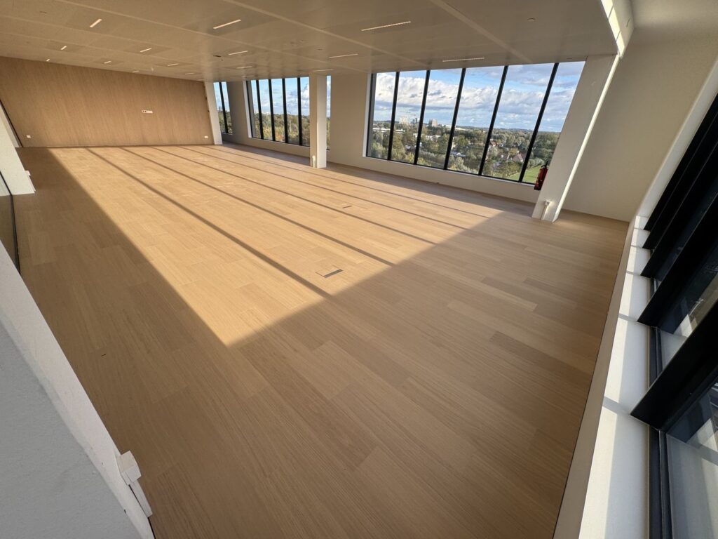 LVT-vloer in houtlook in een open kantoorruimte met raampartij