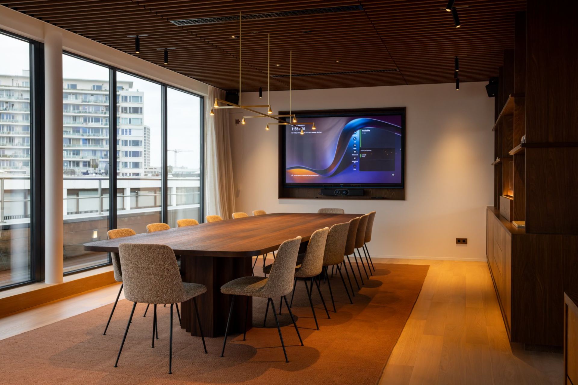 Vergaderzaal met maatwerktafel en volledige raampartij